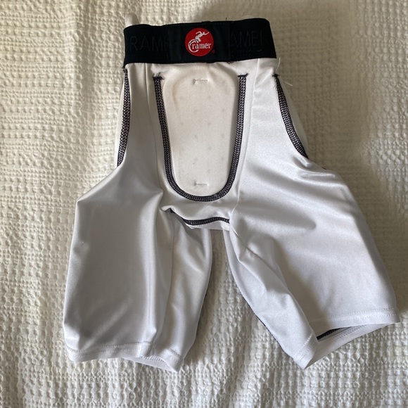 Cramer Youth Football Girdle: 4 pads plus tailbone pad - Picture 2 of 4